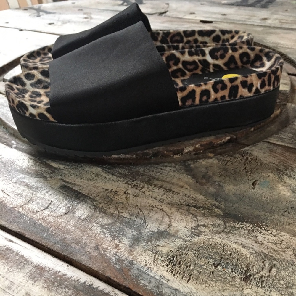NWT qupid platform sandals
